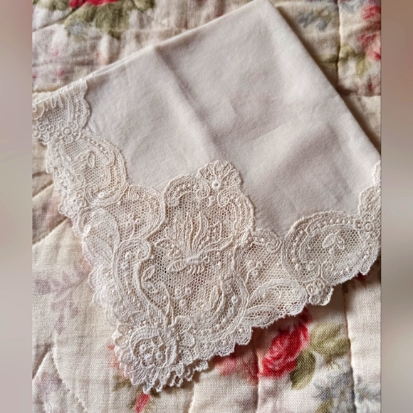 Four Vintage, Fine Bridal Elegant White Handkerchiefs! - Picture 11 of 15